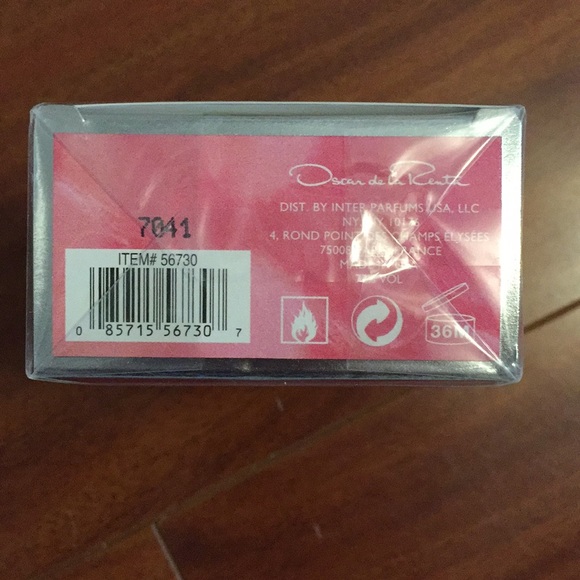 Oscar de la Renta perfume. - Picture 3 of 3